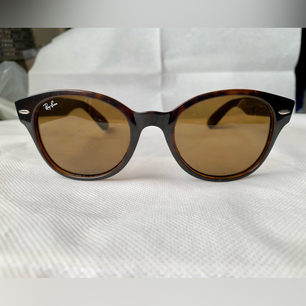 Scratched Ray-Ban Classic Wayfarer Rounded Brown Sunglasses - Picture 4 of 10
